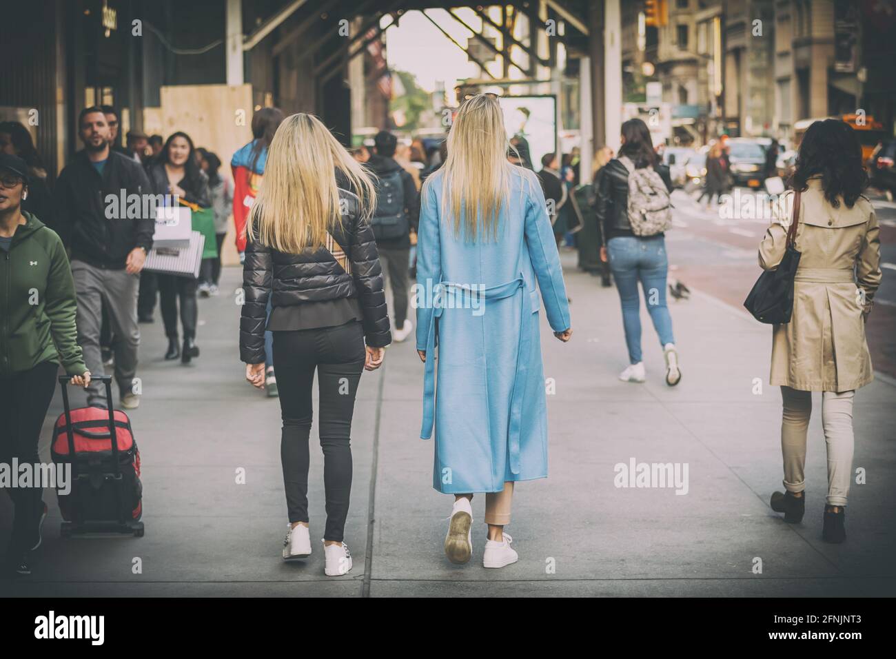 Gente che cammina per strada a new york immagini e fotografie stock ad alta  risoluzione - Alamy