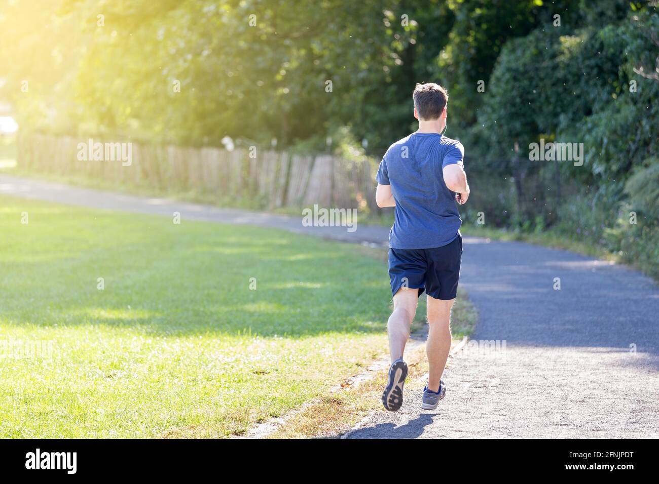 Uomo che corre al parco di New York City, USA, routine quotidiana e concetto di fitness, persone da dietro Foto Stock