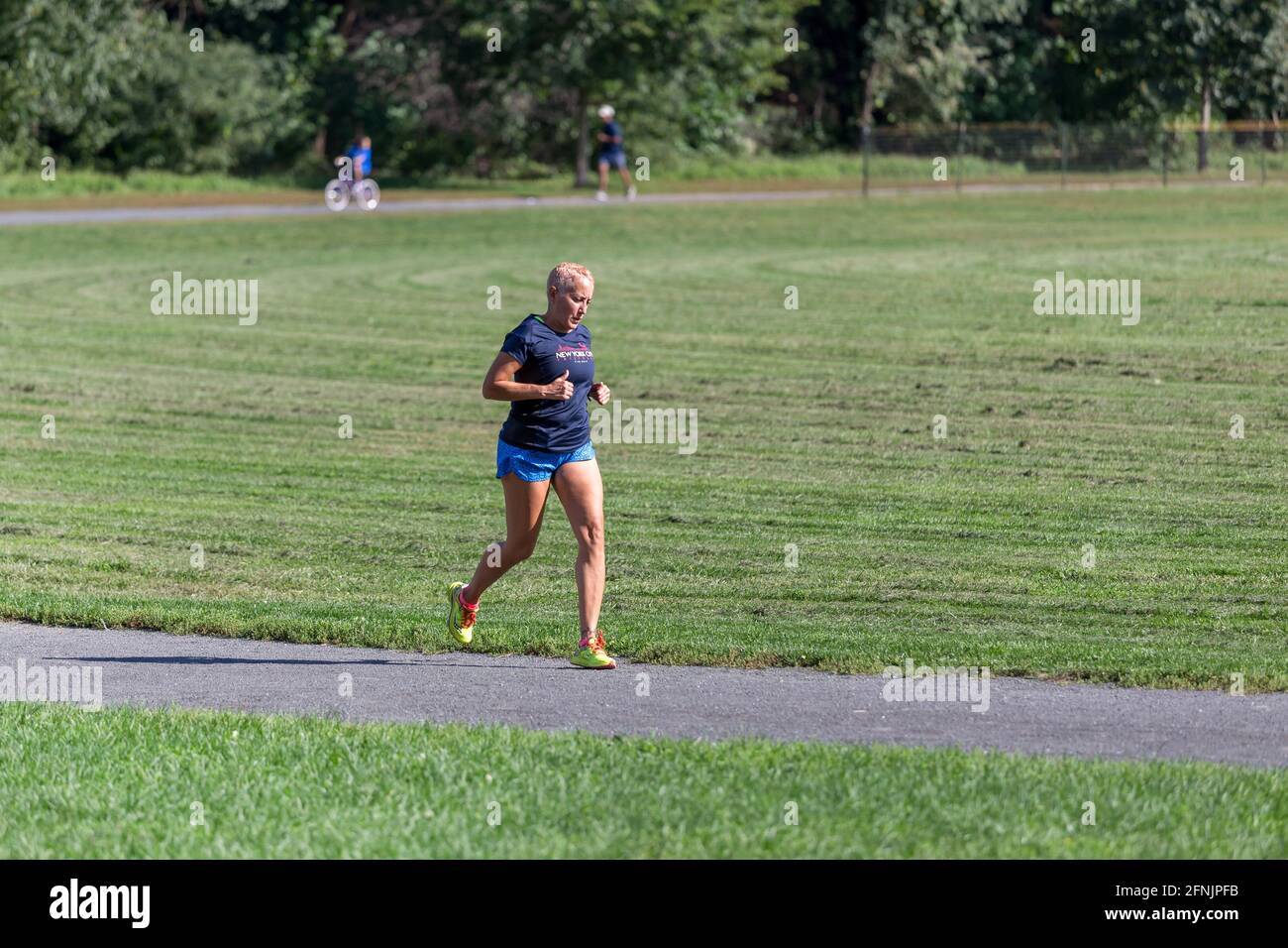 Donna che corre al parco di New York City, USA, routine quotidiana e concetto di fitness Foto Stock