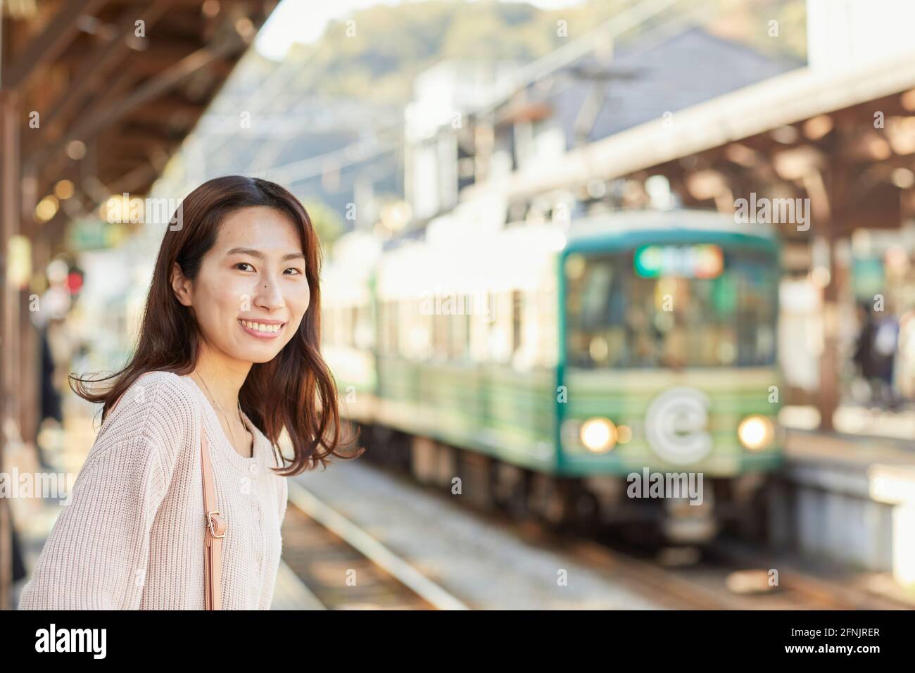 Giovane donna giapponese alla stazione Foto Stock