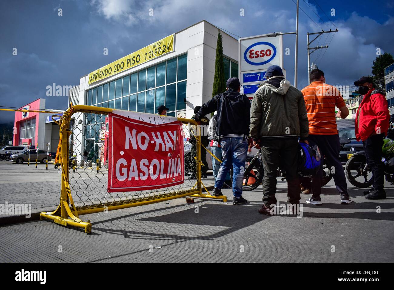 Passo, Narino, Colombia. 16 maggio 2021. Le persone si allineano all'esterno di una stazione di rifornimento con una bandiera che recita ''nessun carburante disponibile'' in mezzo a massicce carenze di carburante a causa dell'aumento delle proteste in Colombia contro la brutalità della polizia e i casi di abuso che hanno causato 16 donne in stato di abuso e più di 40 morti negli ultimi 20 giorni Sciopero nazionale anti-governativo, a Pato, Narino il 16 maggio 2021 Credit: Camilo Erasso/LongVisual/ZUMA Wire/Alamy Live News Foto Stock