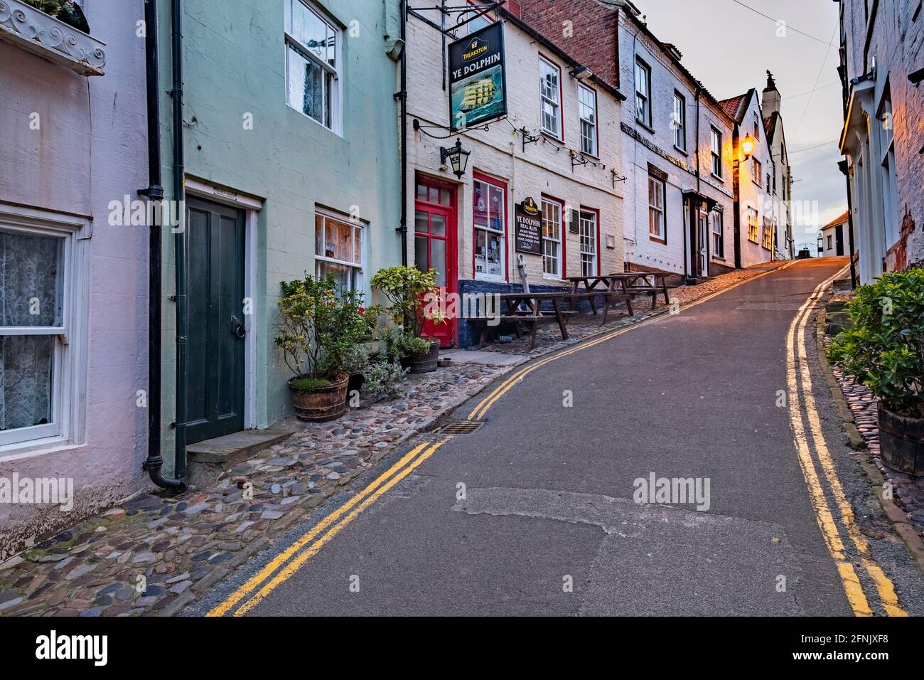 Case colorate lungo King Street a Robin Hoods Bay, North Yorkshire Coast Foto Stock