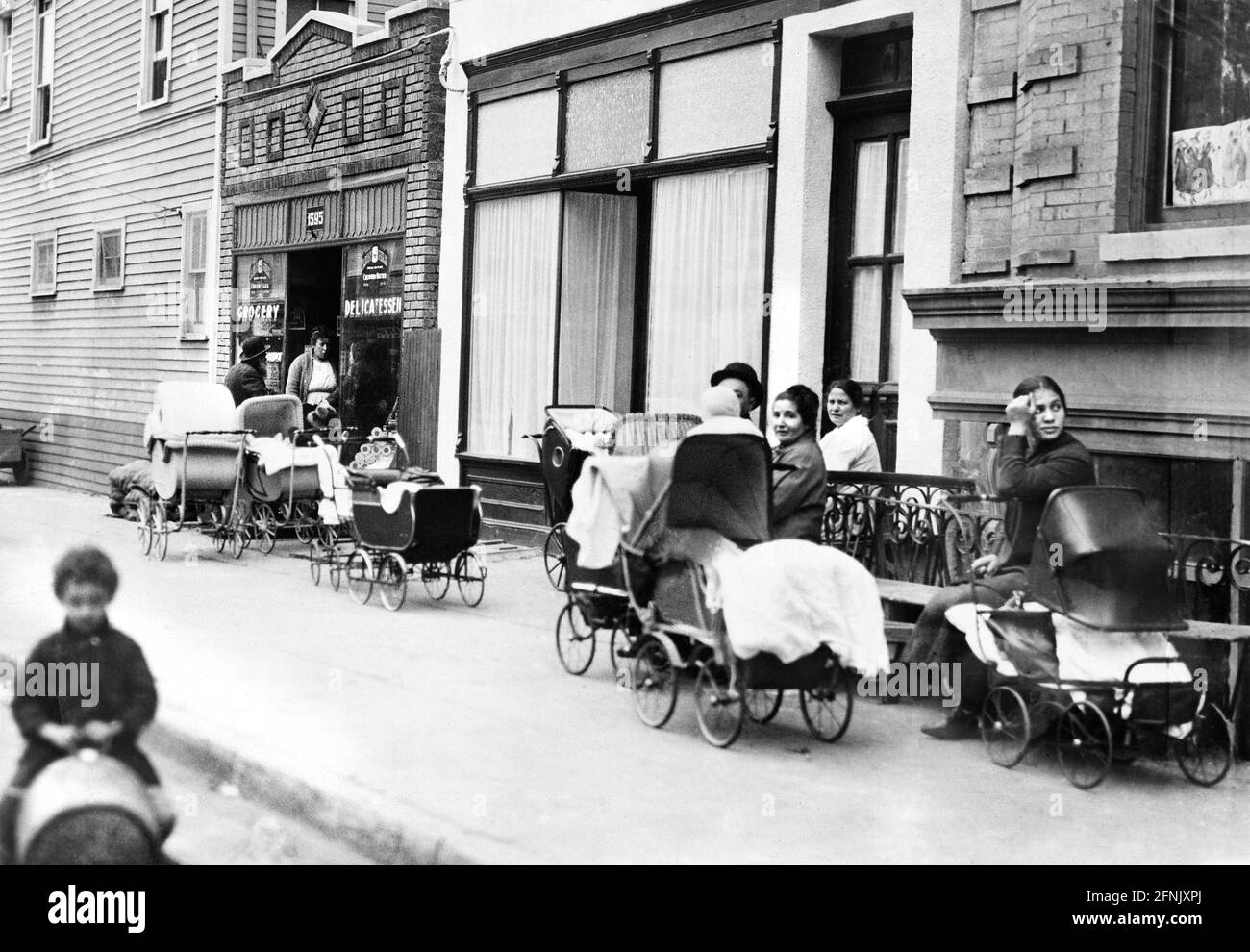Donne con bambini al di fuori della Sanger Clinic, prima clinica di controllo delle nascite in USA, 46 Amboy Street, Brooklyn, New York, USA, Social Press Association, 27 ottobre 1916 Foto Stock