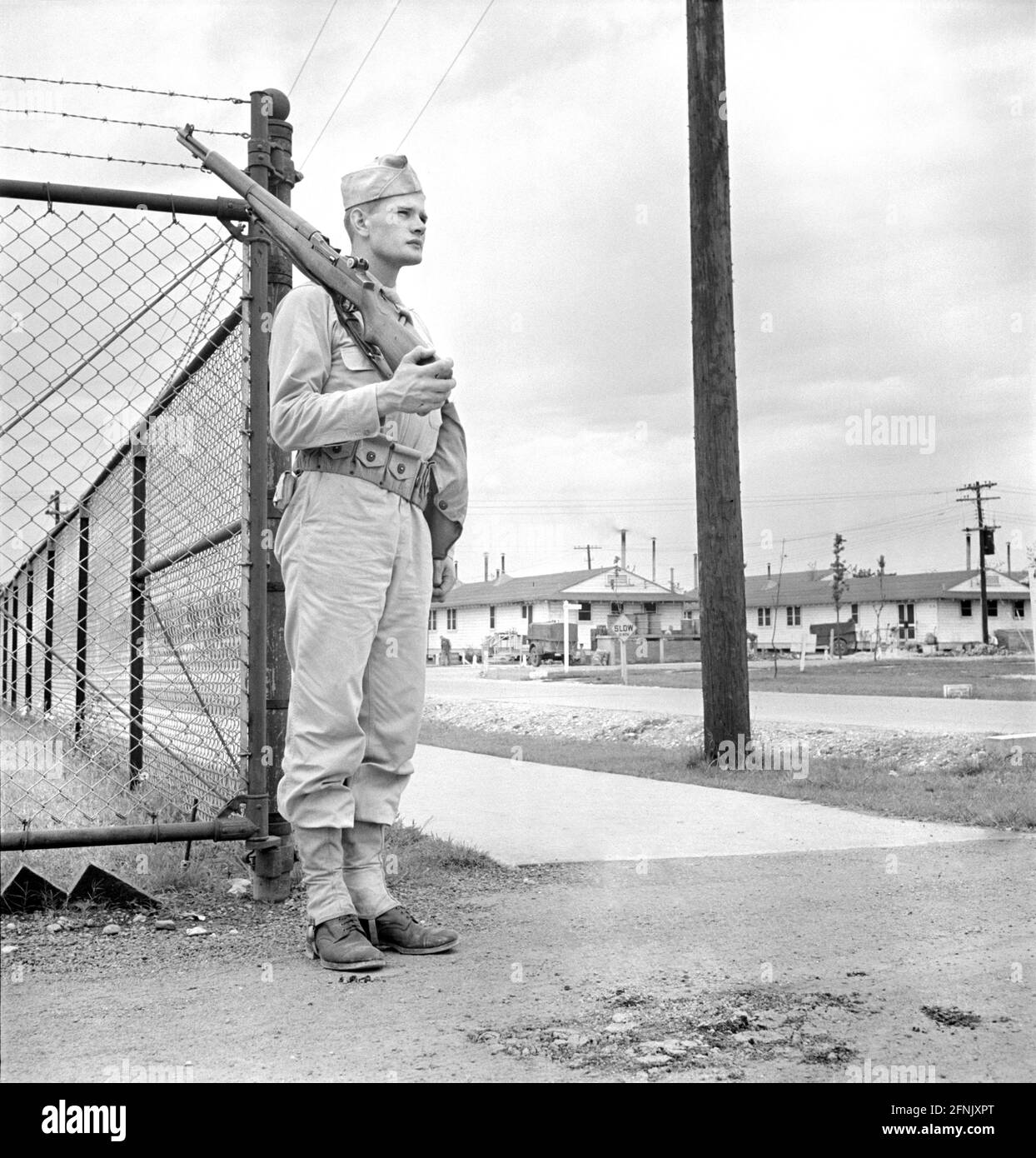 Sergeant George Camblair on Sentry Duty, Fort Belvoir, Virginia, USA, Jack Delano, Ufficio delle informazioni di guerra degli Stati Uniti, settembre 1942 Foto Stock