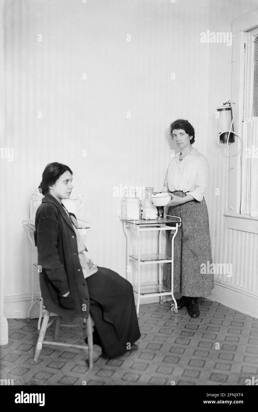 Margaret Sanger, attivista del controllo delle nascite (1879-1966), con Fania Mindell Inside Birth Control Clinic, Brownsville, Brooklyn, New York, USA, Bain News Service, 1916 Foto Stock
