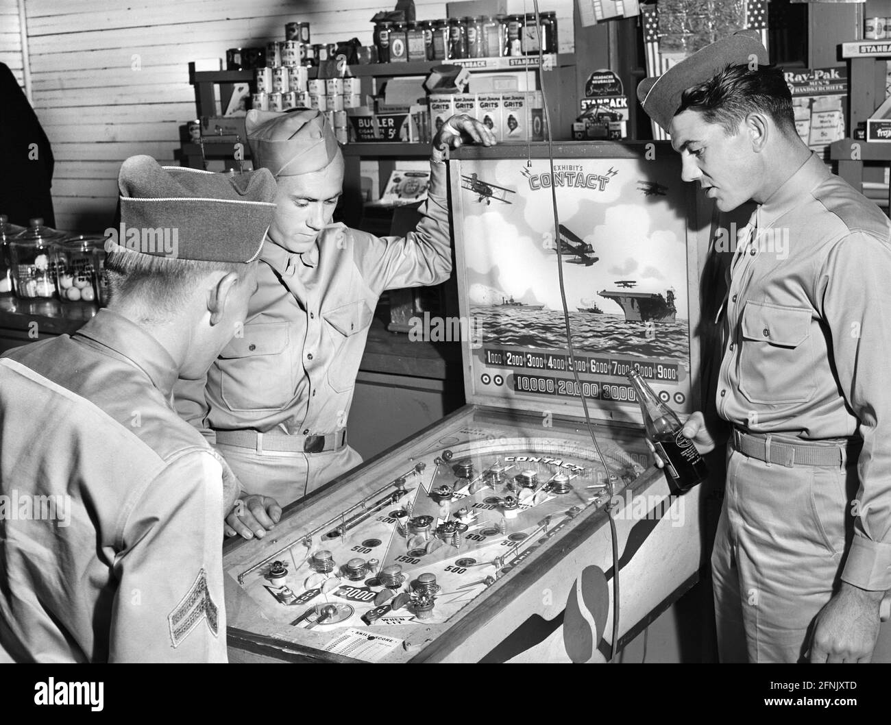 Tre soldati della base militare di Fort Benning a Pinball Machine nel negozio di campagna, Phenix City, Alabama, USA, Jack Delano, Ufficio delle informazioni di guerra degli Stati Uniti, maggio 1941 Foto Stock