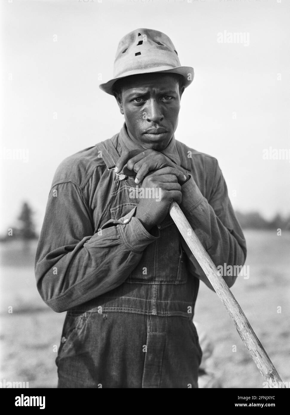 Leroy Dunn, contadino tenant, Ritratto a mezza lunghezza in campo, vicino alle pianure bianche, Georgia, USA, Jack Delano, U.S. Farm Security Administration, giugno 1941 Foto Stock