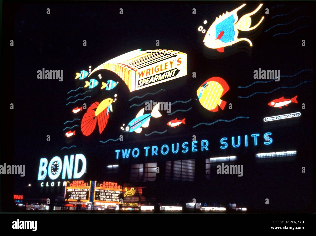 Times Square at Night, Bond's Clothes & Loew's Criterion Theatre, New York City, New York, USA, Gottscho-Schleisner Collection, 1941 Foto Stock