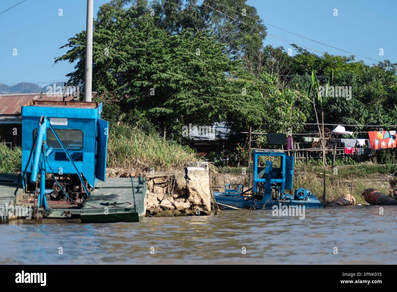 Blue abbandonato pesante macchinari bloccati sul fiume in Inle Lake, Nyaung Shwe, Shan stato, Myanmar Foto Stock