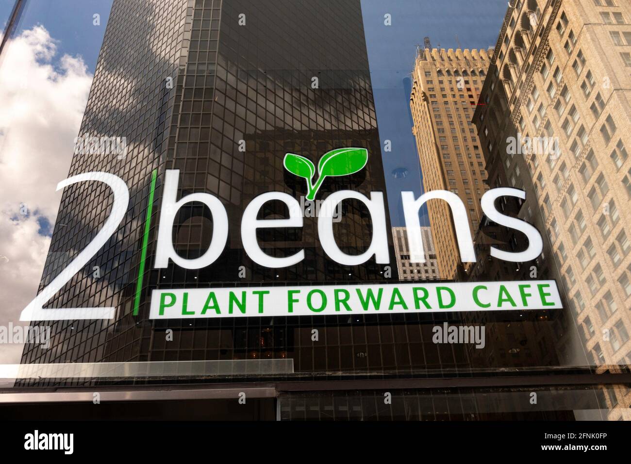 2 Beans Chocolate and Coffee Shop si trova a Murray Hill, New York City, USA 2021 Foto Stock