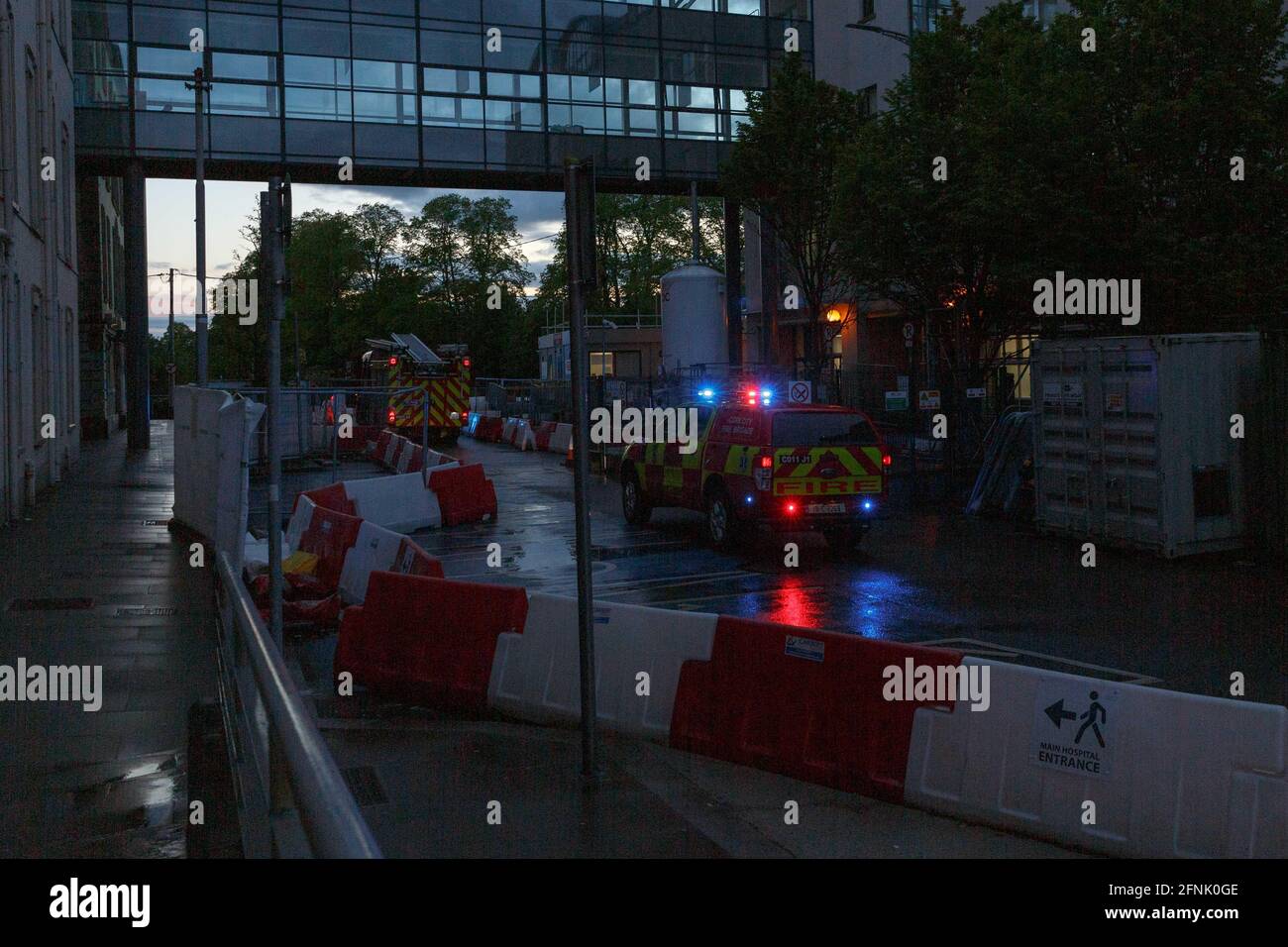 Cork, Irlanda. 17 maggio 2021. Rapporti di fuoco al Mercy Hospital, Cork, Irlanda. Poco dopo le 8.30 di sera i servizi di emergenza presero parte a quello che si credeva fosse un incendio nel Mercy University Hospital. Non è noto in questo momento ciò che è accaduto, ma vigili del fuoco erano visibili all'interno dei piani superiori dell'ospedale. La maggior parte delle unità hanno lasciato la scena nell'ultima mezz'ora con solo 1-2 unità rimaste sul sito Credit: Damian Coleman/Alamy Live News Foto Stock