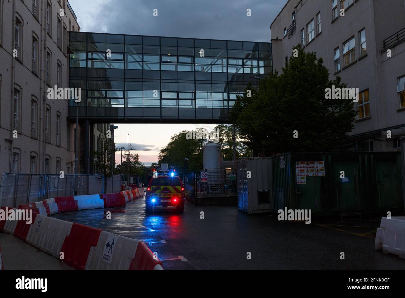 Cork, Irlanda. 17 maggio 2021. Rapporti di fuoco al Mercy Hospital, Cork, Irlanda. Poco dopo le 8.30 di sera i servizi di emergenza presero parte a quello che si credeva fosse un incendio nel Mercy University Hospital. Non è noto in questo momento ciò che è accaduto, ma vigili del fuoco erano visibili all'interno dei piani superiori dell'ospedale. La maggior parte delle unità hanno lasciato la scena nell'ultima mezz'ora con solo 1-2 unità rimaste sul sito Credit: Damian Coleman/Alamy Live News Foto Stock