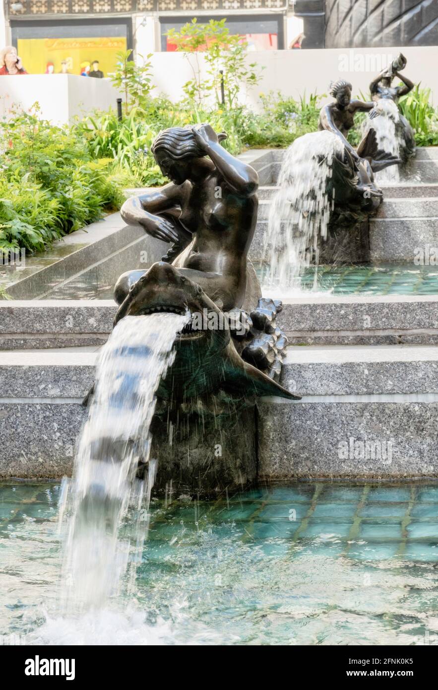 Le sculture Fountains sono una caratteristica dei Rockefeller Center Channel Gardens, New York, USA Foto Stock