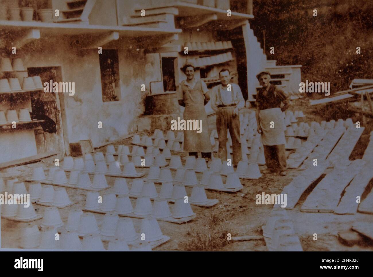 Italia, 1920: Fornace Cola: Il proprietario con i due operai mostra le  pentole di terracotta pronte per essere cotte nel forno Foto stock - Alamy