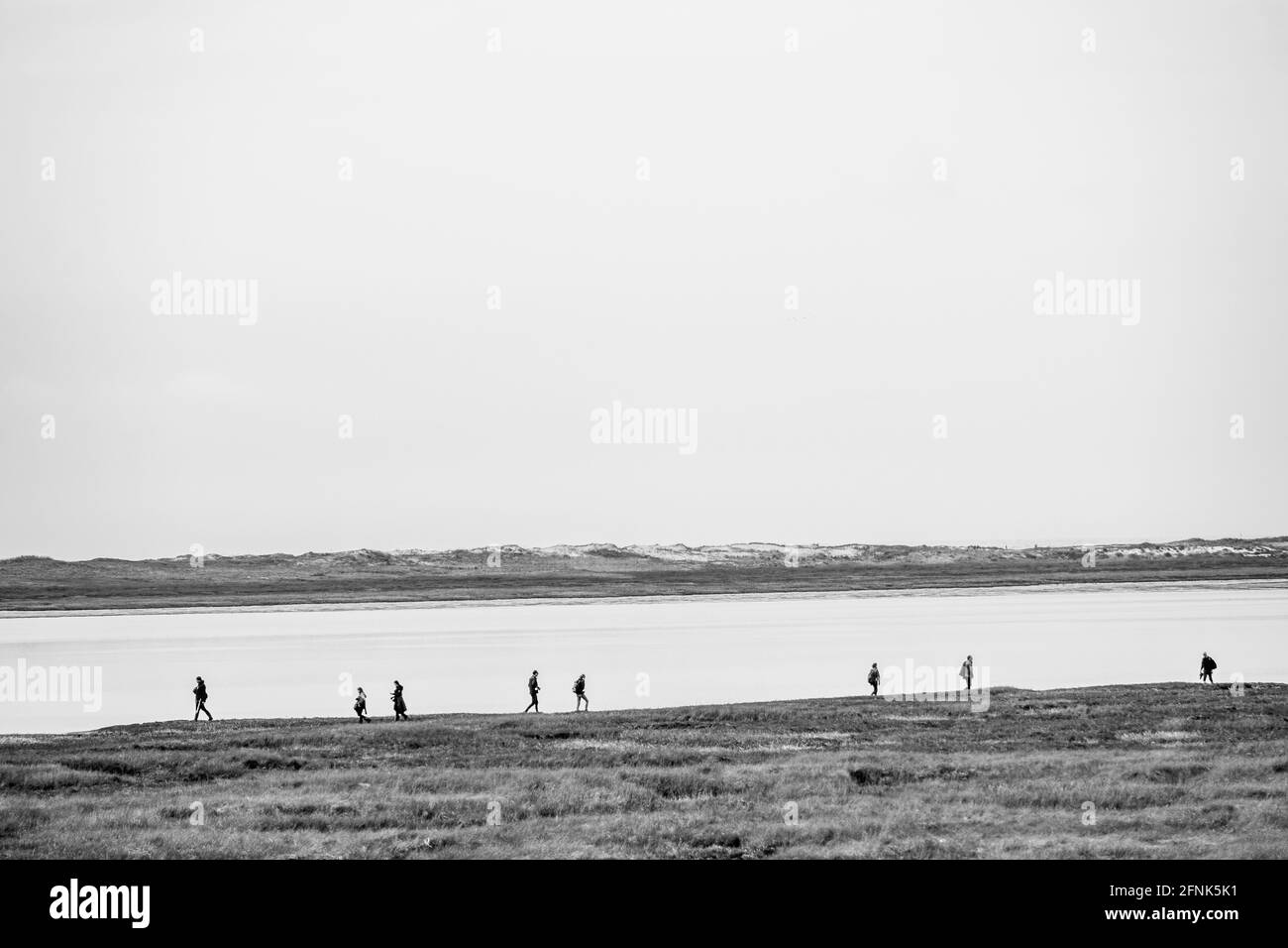 I turisti camminano attraverso le dune lungo la spiaggia di Sankt Peter Ordine Foto Stock