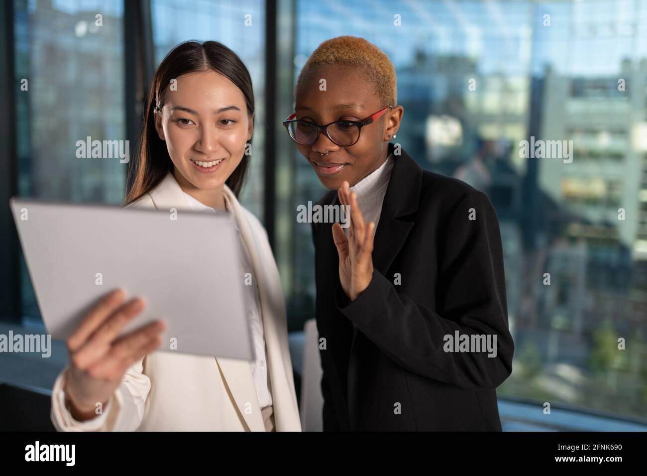 Diverse donne d'affari saluto collega on-line Foto Stock