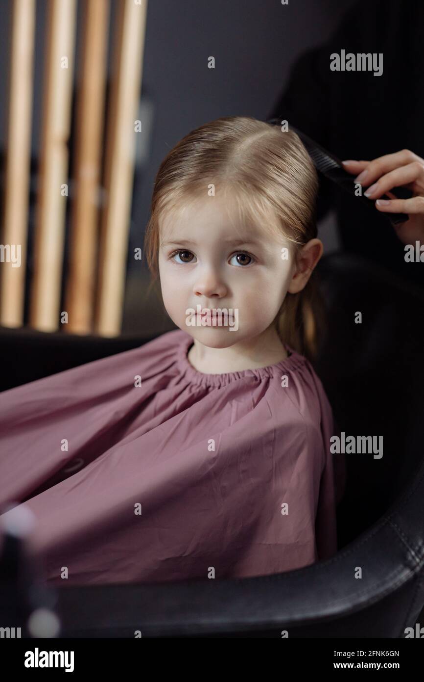 Bambina nel barbiere Foto Stock