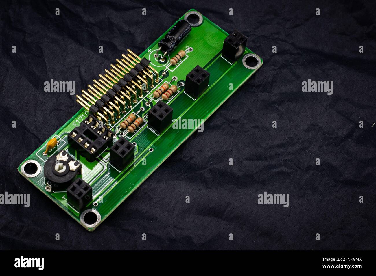 primo piano della scheda elettronica con alcuni componenti assemblati e saldati Foto Stock