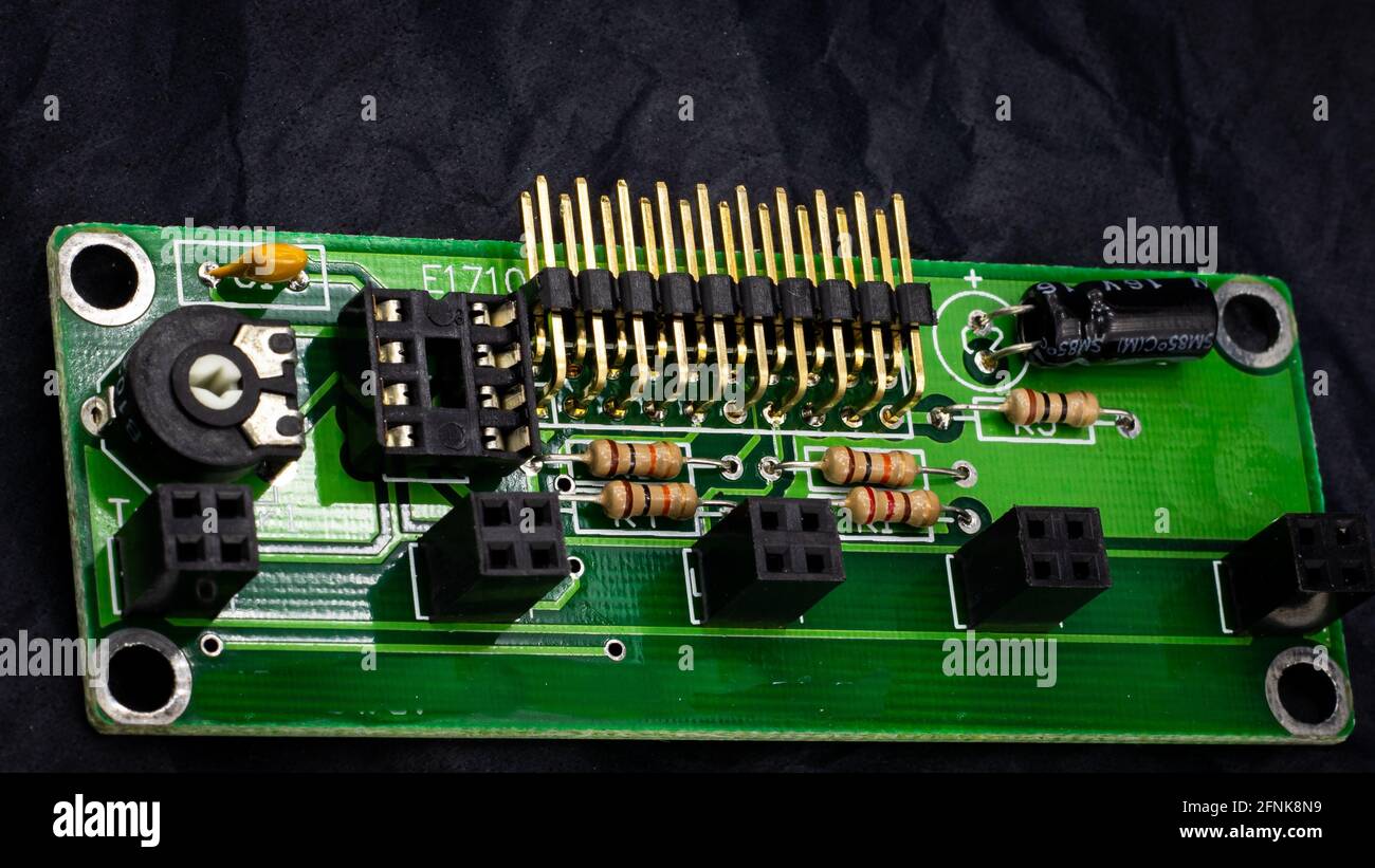 primo piano di una scheda elettronica con alcuni componenti Foto Stock