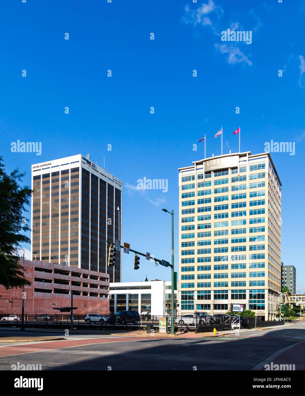 CHATTANOOGA, TN, USA-7 MAGGIO 2021: Il Centro della Repubblica (a sinistra) e la Torre della libertà sono due edifici di uffici di grattacieli su Chestnut Street. Foto Stock