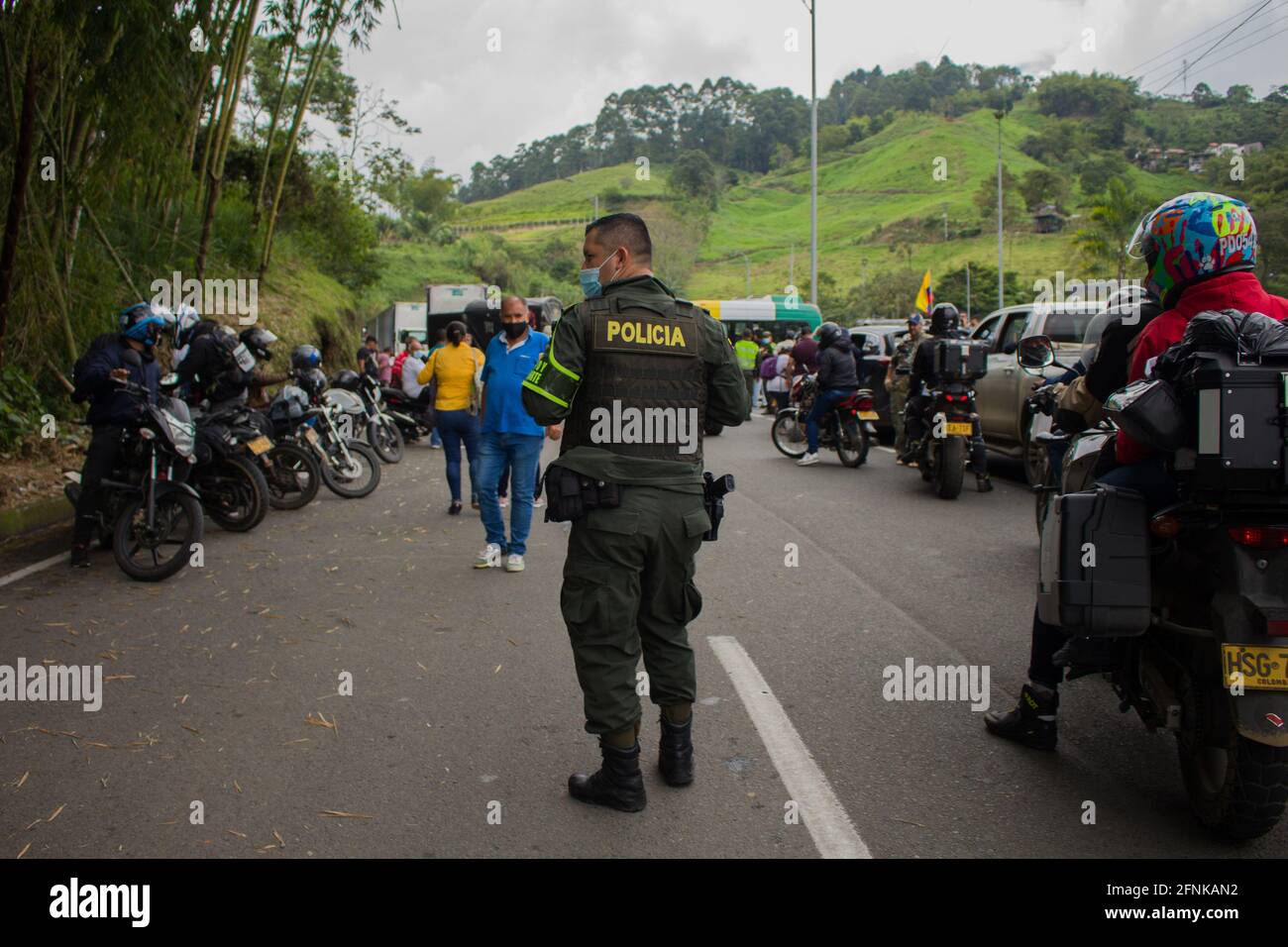 Dosquebradas, Risaralda, Colombia. 17 maggio 2021. I poliziotti di transito colombiani aiutano i civili in auto bloccate sul blocco tornare indietro e utilizzare camini alternativi come i camionisti nazionali sciopero a Dosquebradas- Santa Rosa de Cabal cerchio di traffico Risaralda, Colombia 17 maggio, 2021. Come parte delle proteste anti-governative in Colombia, che hanno portato almeno 40 morti in 20 giorni di manifestazione contro la brutalità della polizia, e le riforme sanitarie e fiscali del presidente Ivan Duque. Credit: Sebastian Osorio/LongVisual/ZUMA Wire/Alamy Live News Foto Stock