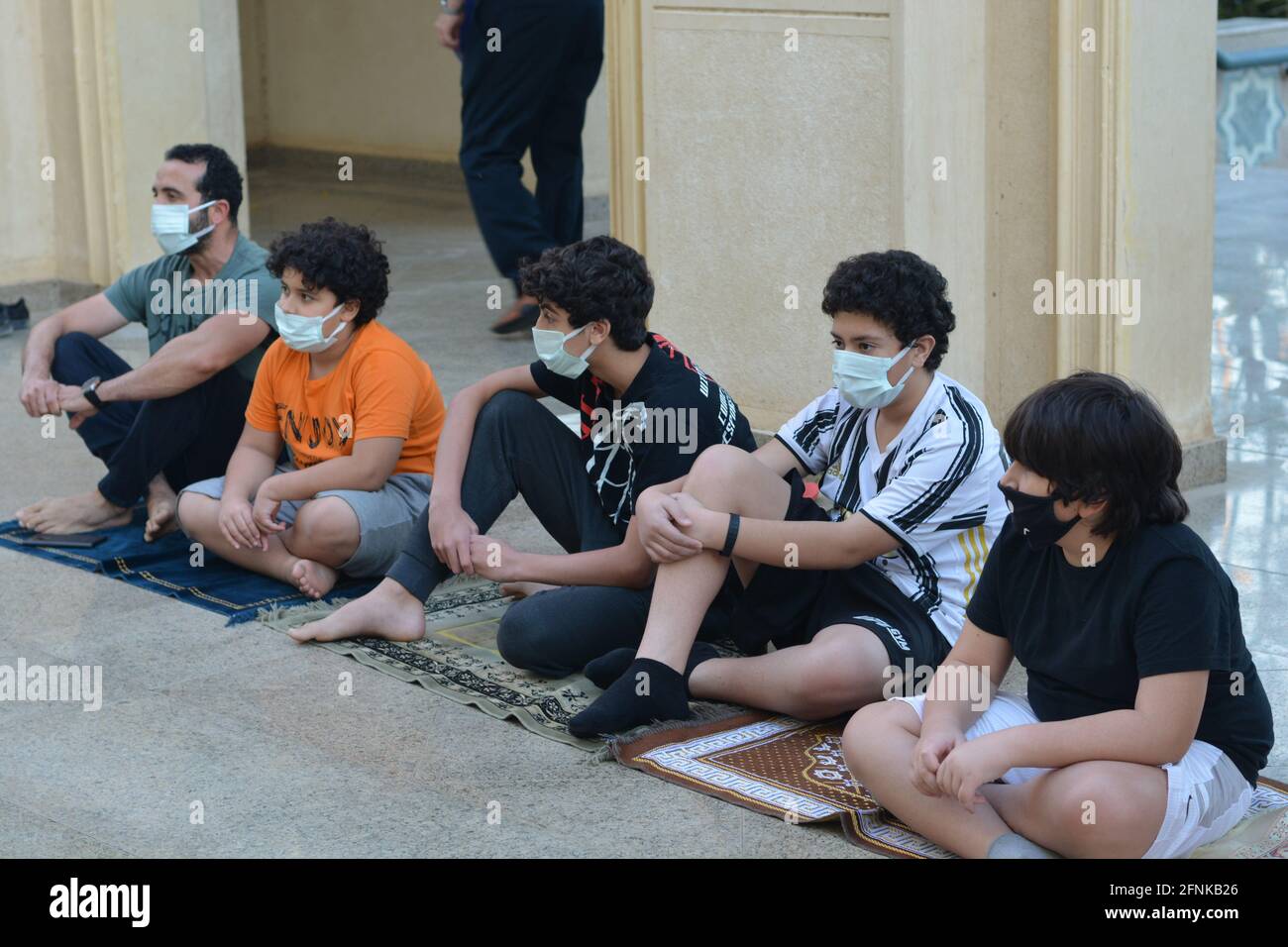 I Musulmani eseguono le prime preghiere di Eid al-Fitr presso le moschee di Covid-19 era pandemica nel quadro delle recenti misure di sicurezza contro il coronavirus in grandi dimensioni moschee Foto Stock