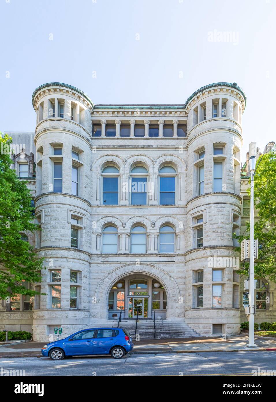 CHATTANOOGA, TN, USA-7 MAGGIO 2021: Questa struttura storica, costruita come tribunale e ufficio postale degli Stati Uniti nel 1893, è ancora utilizzata come un tribunale federale di rottura Foto Stock