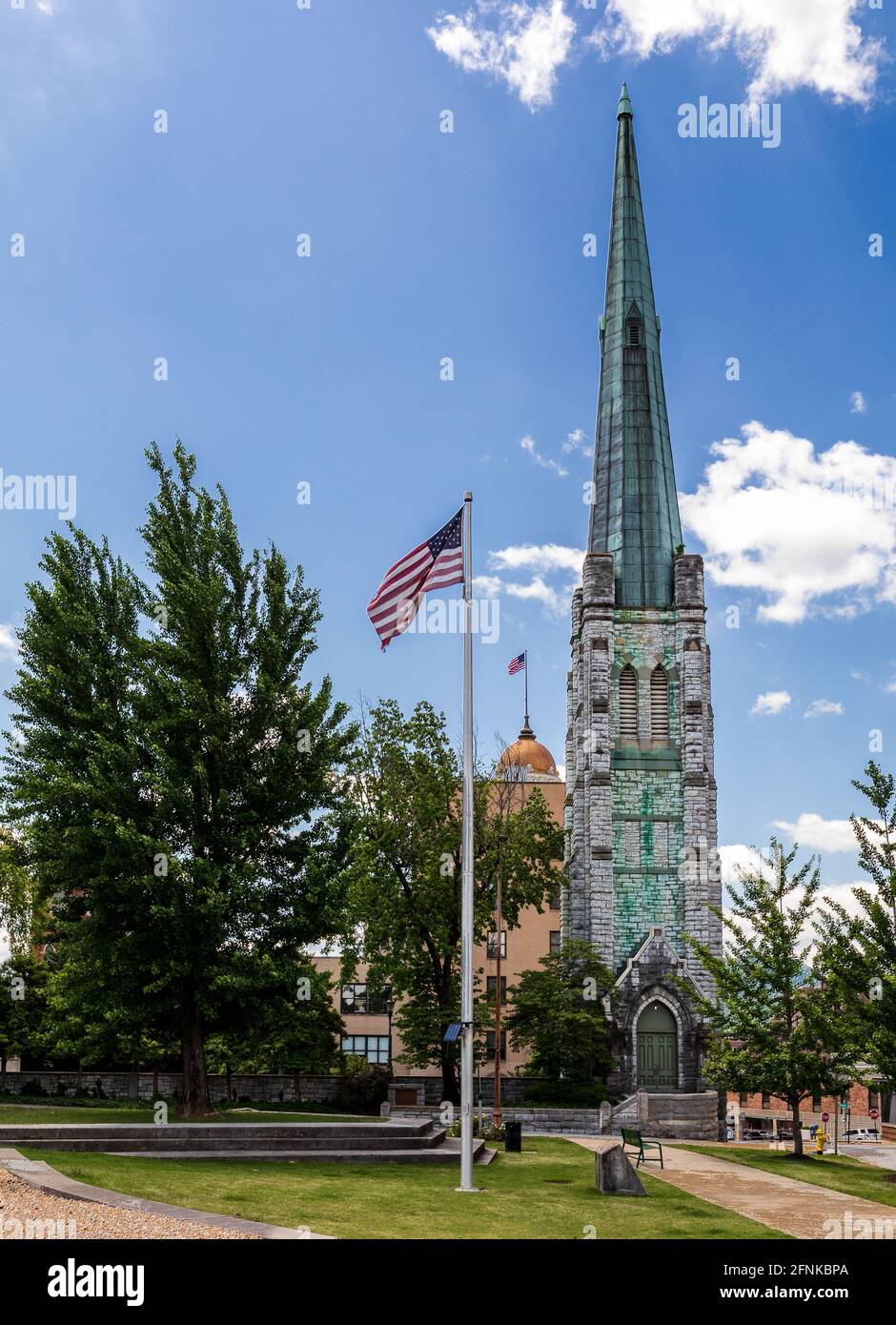 CHATTANOOGA, TN, USA-7 MAGGIO 2021: La torre e il campanile facevano parte della prima chiesa metodista del 1885, utilizzata fino al 1967. Foto Stock