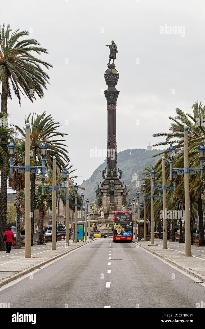 Vista del monumento a Colombo dalla via Passeig de Colom, costeggiata da palme, Barcellona, Spagna Foto Stock
