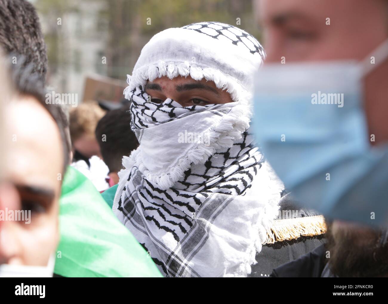 Migliaia di manifestanti di solidarietà palestinesi per il conflitto con Israele vicino a piazza Dam, in mezzo alla pandemia del coronavirus il 16 maggio 2021 Foto Stock