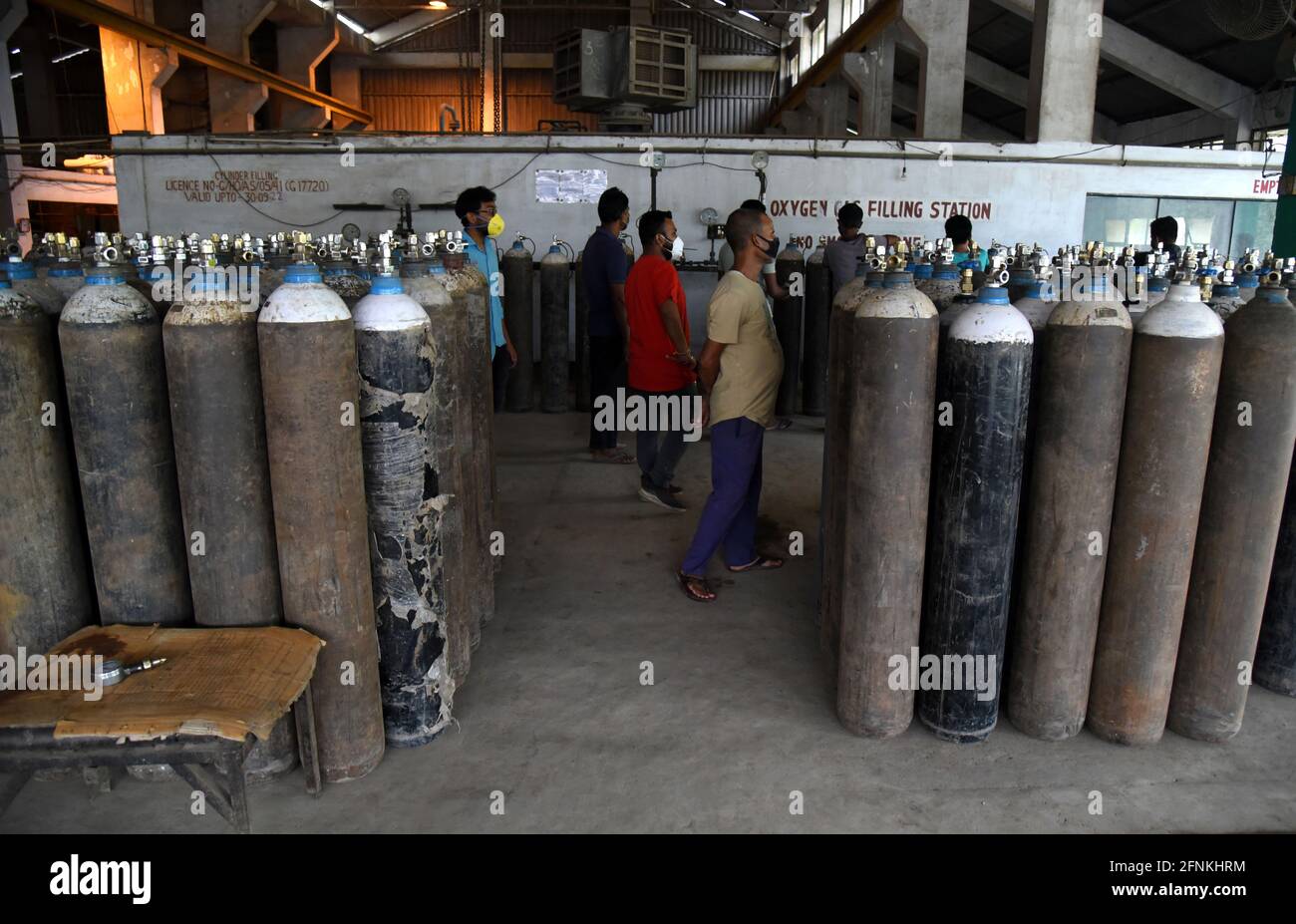 Guwahati, Assam, India. 17 maggio 2021. Lavoratori busey nel deposito di bombole di gas ossigeno nella stazione di riempimento di gas ossigeno durante l'aumento in COVID-19 nello stato in Guwahati Assam India martedì 17 maggio 2021. Credit: Dasarath Deka/ZUMA Wire/Alamy Live News Foto Stock