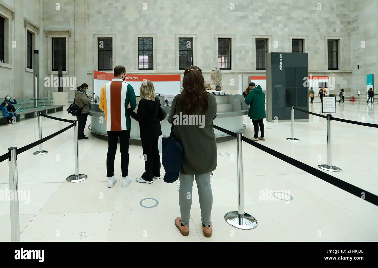 Londra, Gran Bretagna. 17 maggio 2021. I visitatori si allineano per ottenere i biglietti scannerizzati vicino all'ingresso del British Museum di Londra, Gran Bretagna, 17 maggio 2021. Il British Museum ha riaperto al pubblico lunedì. Credit: Han Yan/Xinhua/Alamy Live News Foto Stock