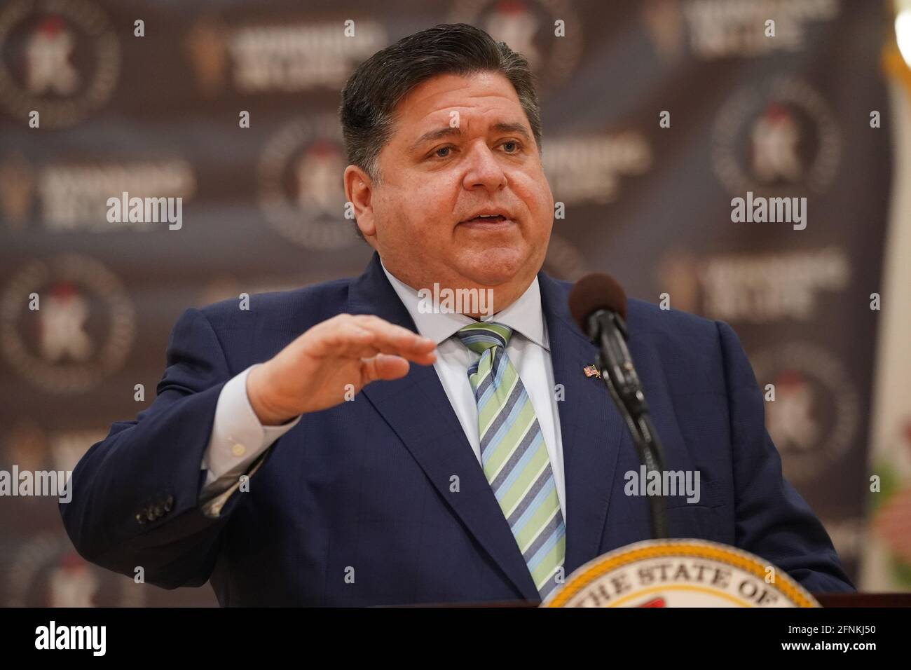 East St. Louis, Stati Uniti. 17 maggio 2021. Il Governatore dell'Illinois JB Pritzker annuncia che le domande per il secondo round di finanziamento di assistenza a noleggio sono ora disponibili per aiutare i residenti dell'Illinois che hanno sperimentato difficoltà economiche a causa della pandemia, a St. Louis Illinois orientale Lunedi, 17 maggio 2021. L'Illinois Rental Payment Program finanzierà 1.1 miliardi di dollari ai noleggiatori e proprietari dell'Illinois nel tentativo di prevenire gli sfratti. Photo by Bill Greenblatt/UPI Credit: UPI/Alamy Live News Foto Stock