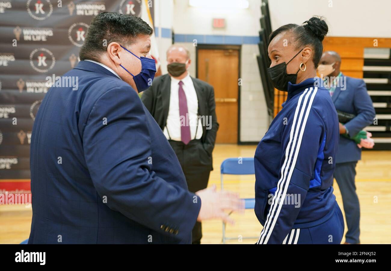 Il governatore dell'Illinois JB Pritzker parla con il metalista olimpico dell'oro Jacki Joyner Kersee dopo aver annunciato che le domande per il secondo round di finanziamento dell'assistenza al noleggio sono ora disponibili per aiutare i residenti dell'Illinois che hanno subito difficoltà economiche a causa della pandemia, Mentre si è al Jacki Joyner Kersee Center a East St. Louis Illinois Lunedi, 17 maggio 2021. L'Illinois Rental Payment Program finanzierà 1.1 miliardi di dollari ai noleggiatori e proprietari dell'Illinois nel tentativo di prevenire gli sfratti. Foto di Bill Greenblatt/UPI Foto Stock