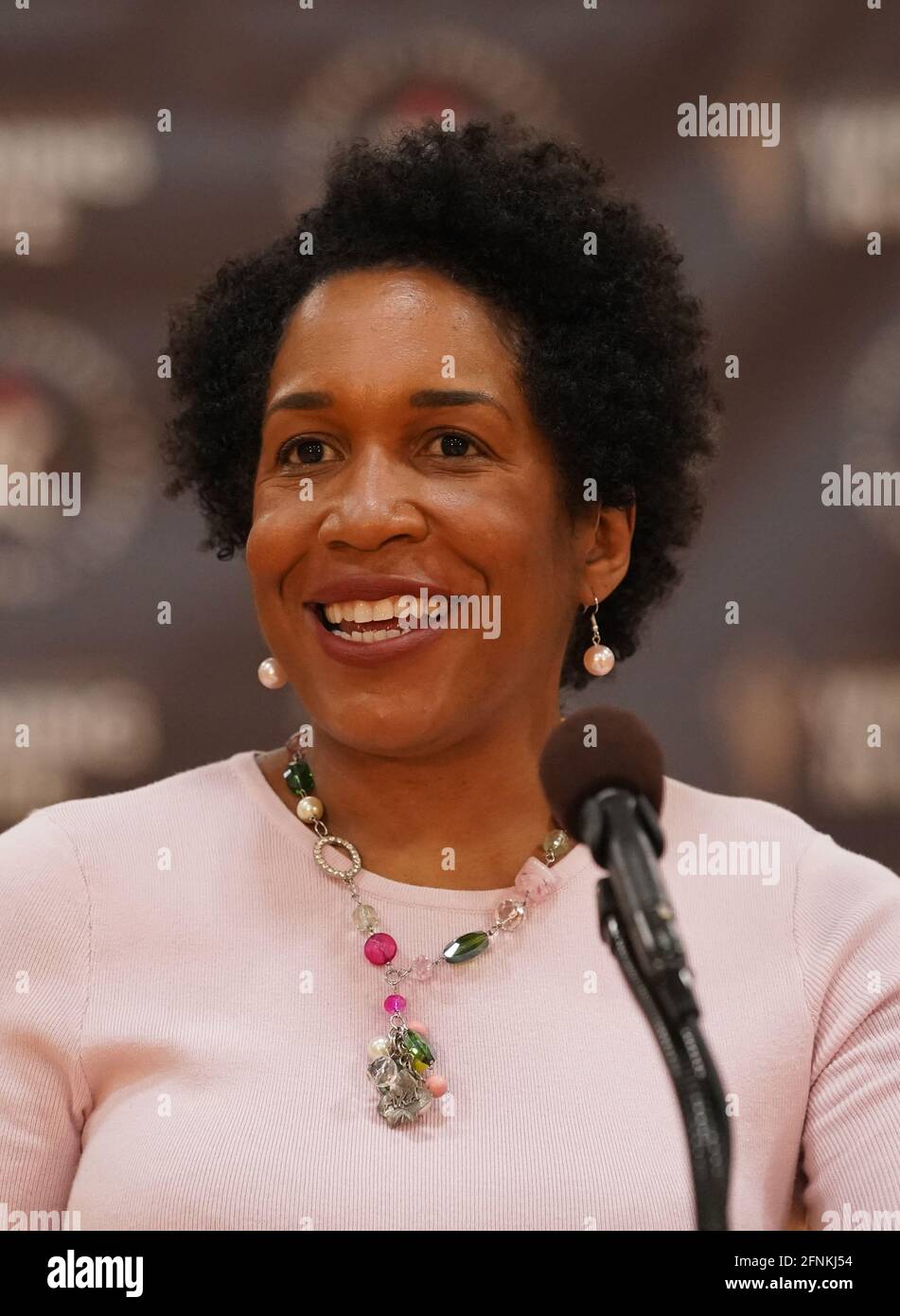 East St. Louis, Stati Uniti. 17 maggio 2021. Il tenente Governatore dell'Illinois Juliana Stratton fa le sue osservazioni dopo che il Governatore dell'Illinois JB Pritzker ha annunciato che le domande per il secondo round di finanziamenti per l'assistenza al noleggio sono ora disponibili per aiutare i residenti dell'Illinois che hanno vissuto difficoltà economiche a causa della pandemia, a St. Louis Est lunedì 17 maggio 2021. L'Illinois Rental Payment Program finanzierà 1.1 miliardi di dollari ai noleggiatori e proprietari dell'Illinois nel tentativo di prevenire gli sfratti. Photo by Bill Greenblatt/UPI Credit: UPI/Alamy Live News Foto Stock