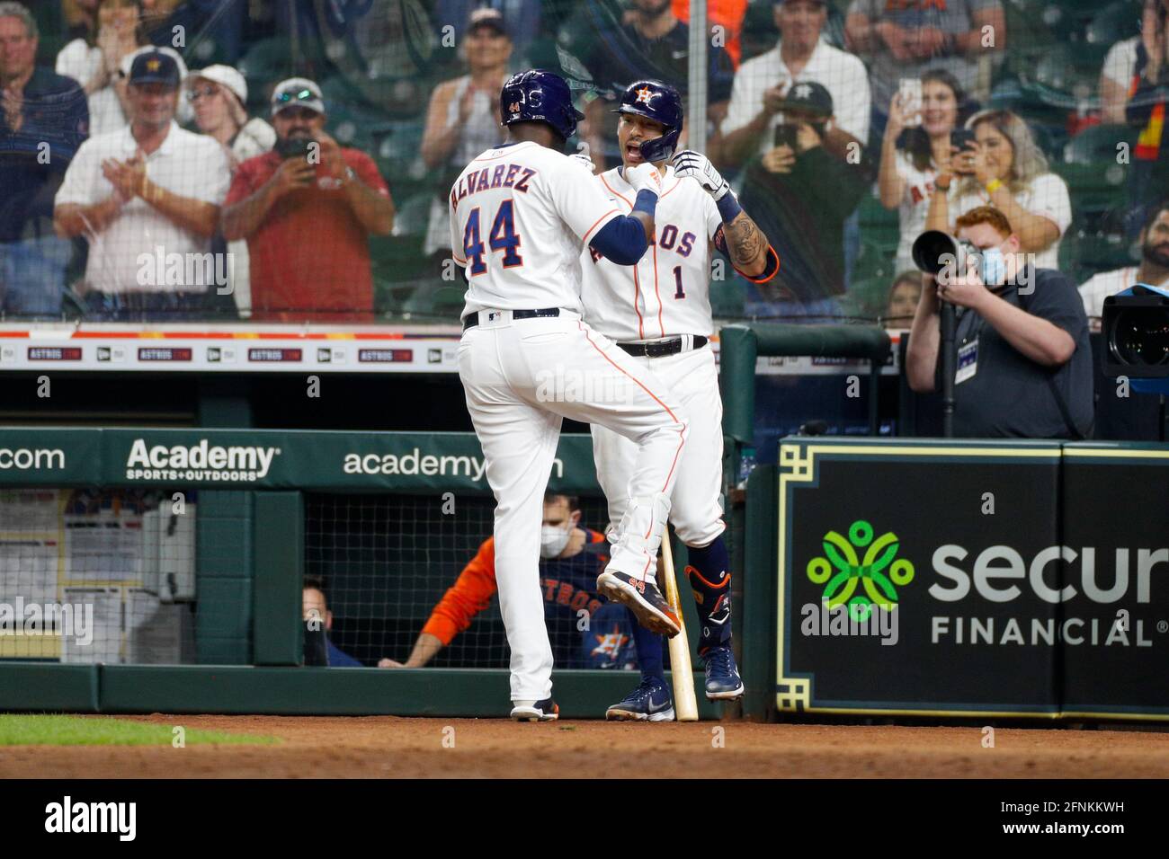 Houston Astros designato hitter Yordan Alvarez colpisce una corsa domestica durante una partita di stagione regolare di MLB contro gli angeli di Los Angeles, mercoledì 12 maggio, Foto Stock