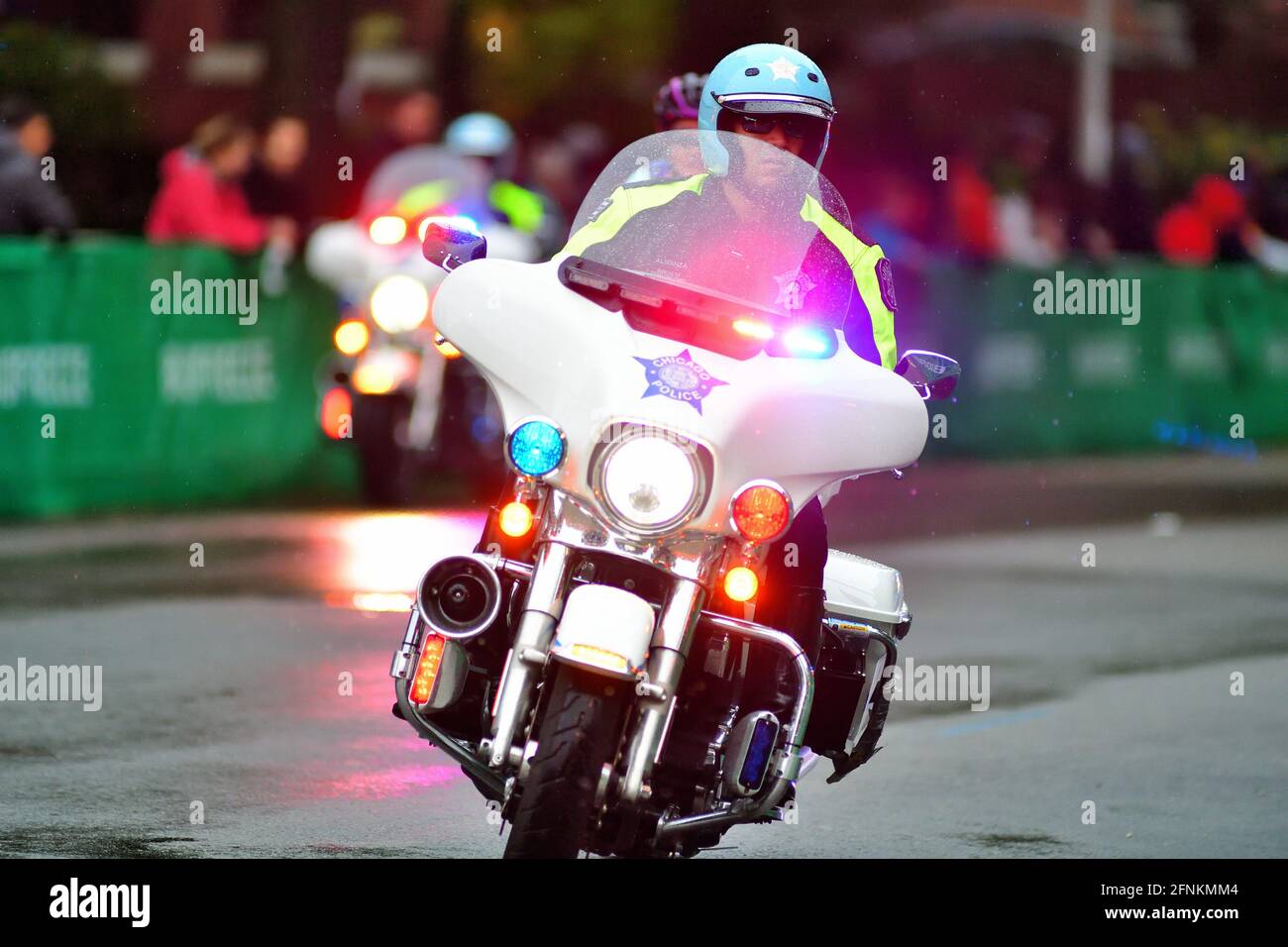 Chicago, Illinois, Stati Uniti. Ufficiale di polizia su una motocicletta che lavora la sicurezza in anticipo dei corridori d'elite alla maratona di Chicago. Foto Stock