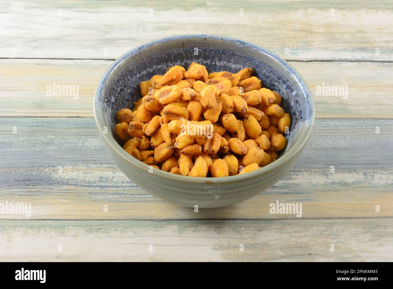Nocciole di mais di paprika torrefatte in ceramica su tabella Foto Stock
