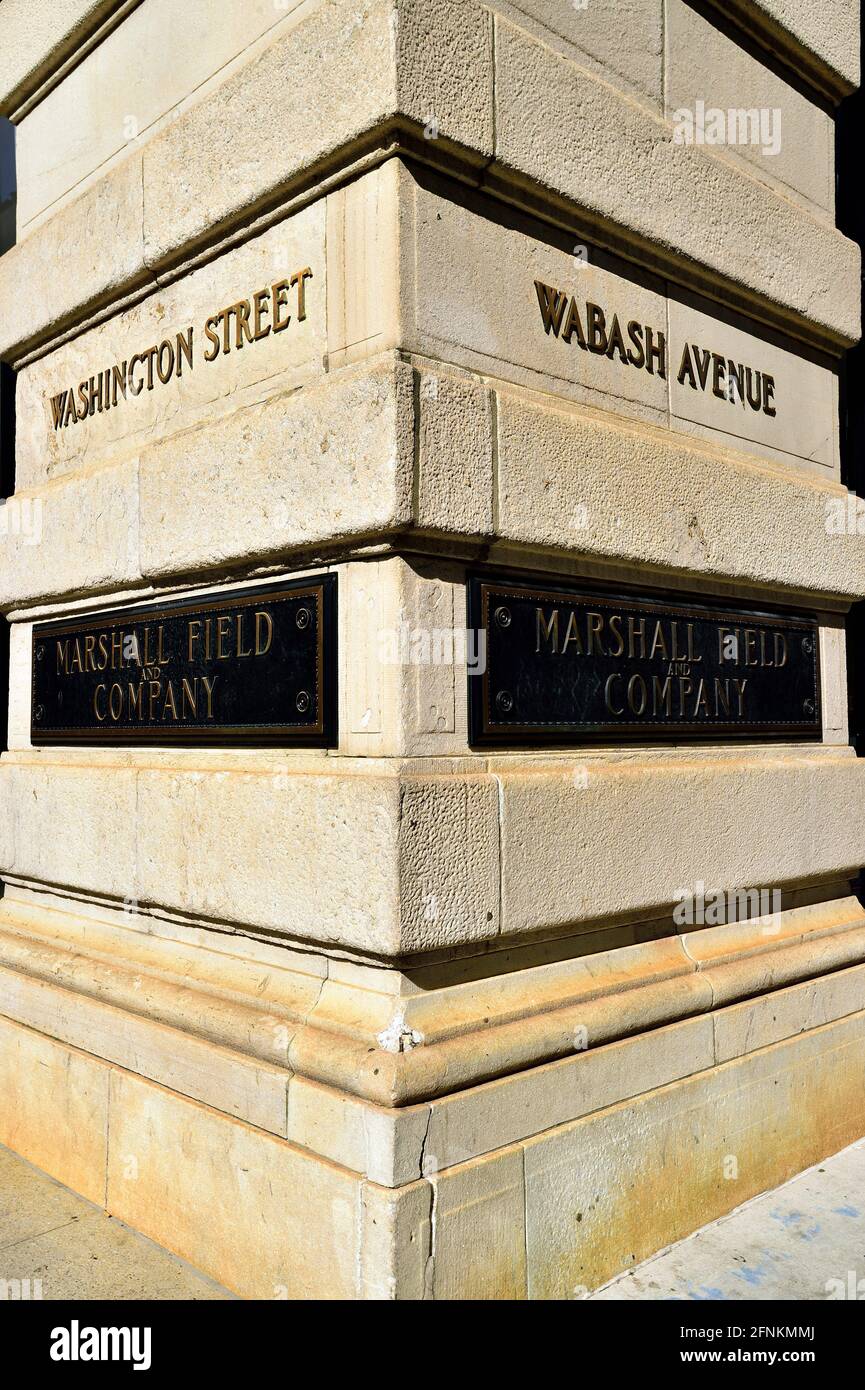 Chicago, Illinois, Stati Uniti. Targhe commemorative di riferimento su uno dei quattro angoli del Marshall Field and Company Building di Chicago. Loop. Foto Stock