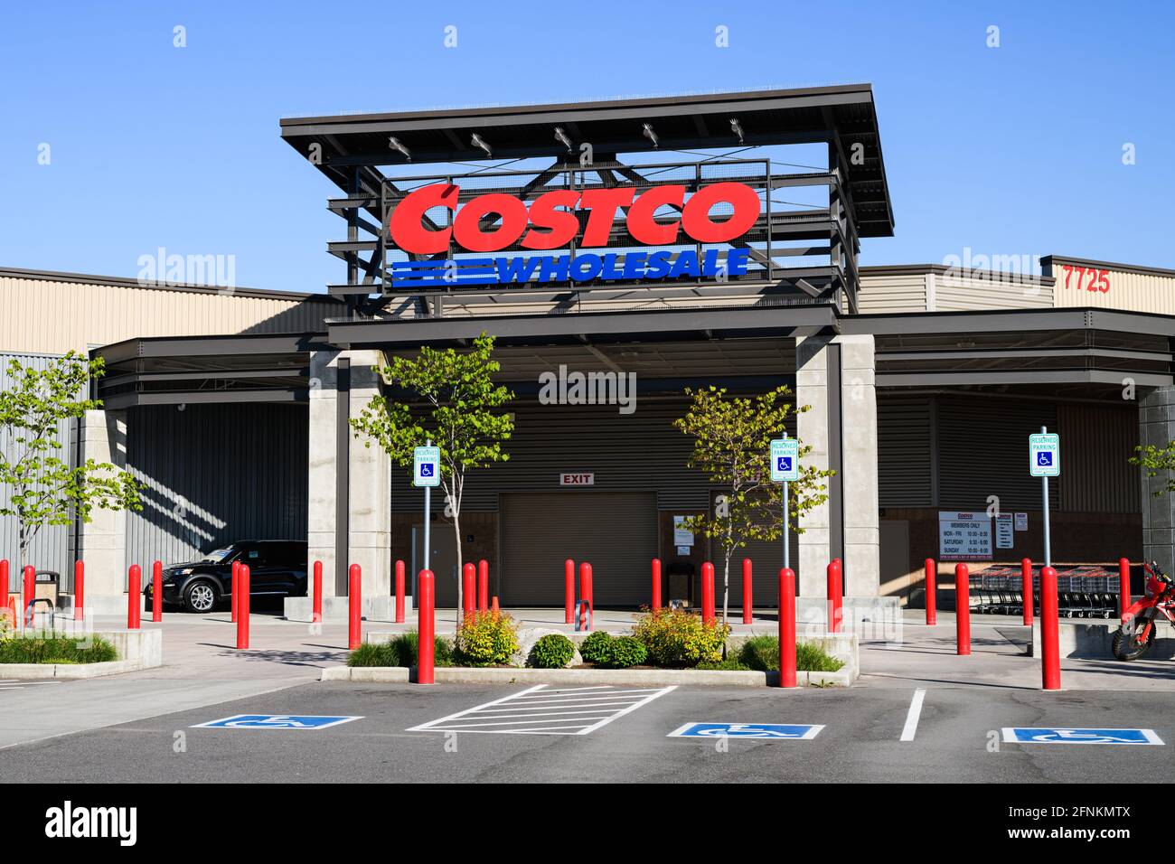 Redmond, WA, USA - 16 maggio 2021; ingresso al negozio all'ingrosso Costco con cartello prima dell'orario di apertura senza persone a Redmond, Washington state, USA Foto Stock