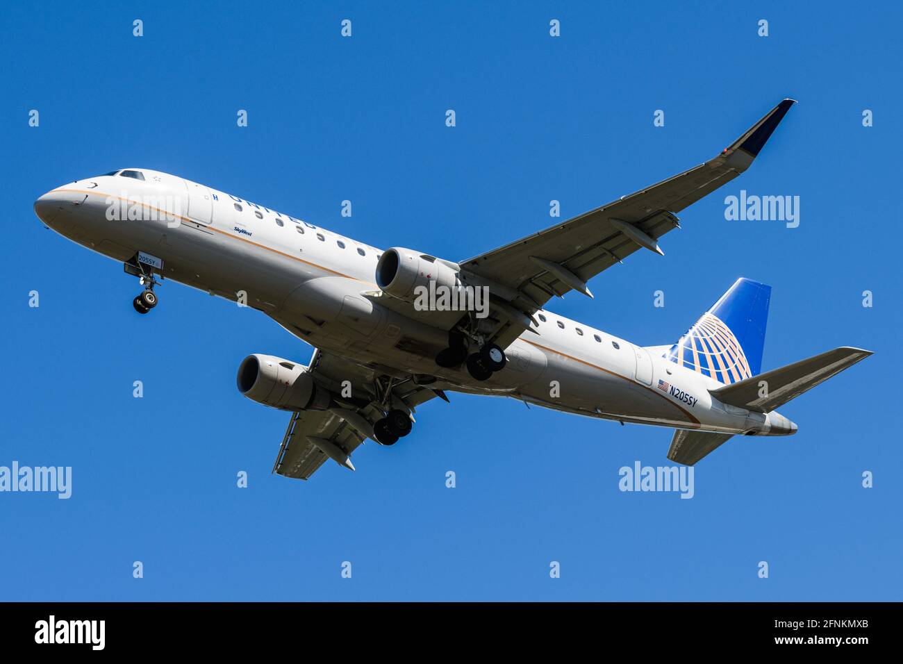SeaTac, WA, USA - 16 maggio 2021; United operated by Skywest Flight SKW5440 Approaching SeaTac with a Embraer 175 tail N205SY from San Francisco Foto Stock