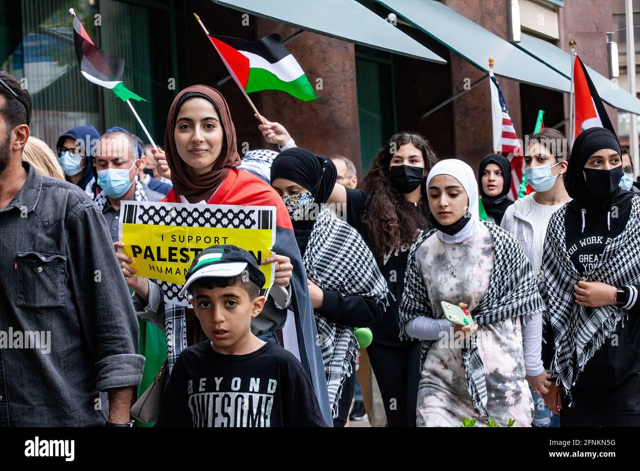 Dayton, Stati Uniti. 17 maggio 2021. I manifestanti palestinesi fanno sventolare bandiere e portano segnali a favore di uno Stato palestinese liberato, mentre attraversano il centro di Dayton. I dimostranti si incontrano a Dayton, Ohio, nella piazza del tribunale, per radunare e marciare contro lo sciopero aereo di Israele su Gaza e l'occupazione della Palestina. Secondo il ministero della salute gestito da Hamas, il bilancio complessivo delle vittime si aggira intorno a 200, tra cui 59 bambini e 35 donne, con almeno 1,305 feriti. Credit: SOPA Images Limited/Alamy Live News Foto Stock