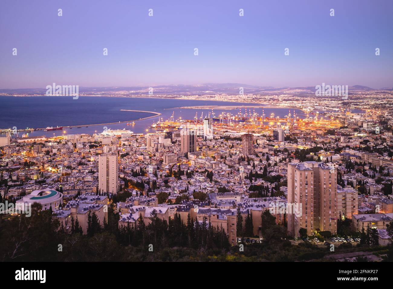 vista aerea di haifa e del porto di israele al tramonto Foto Stock