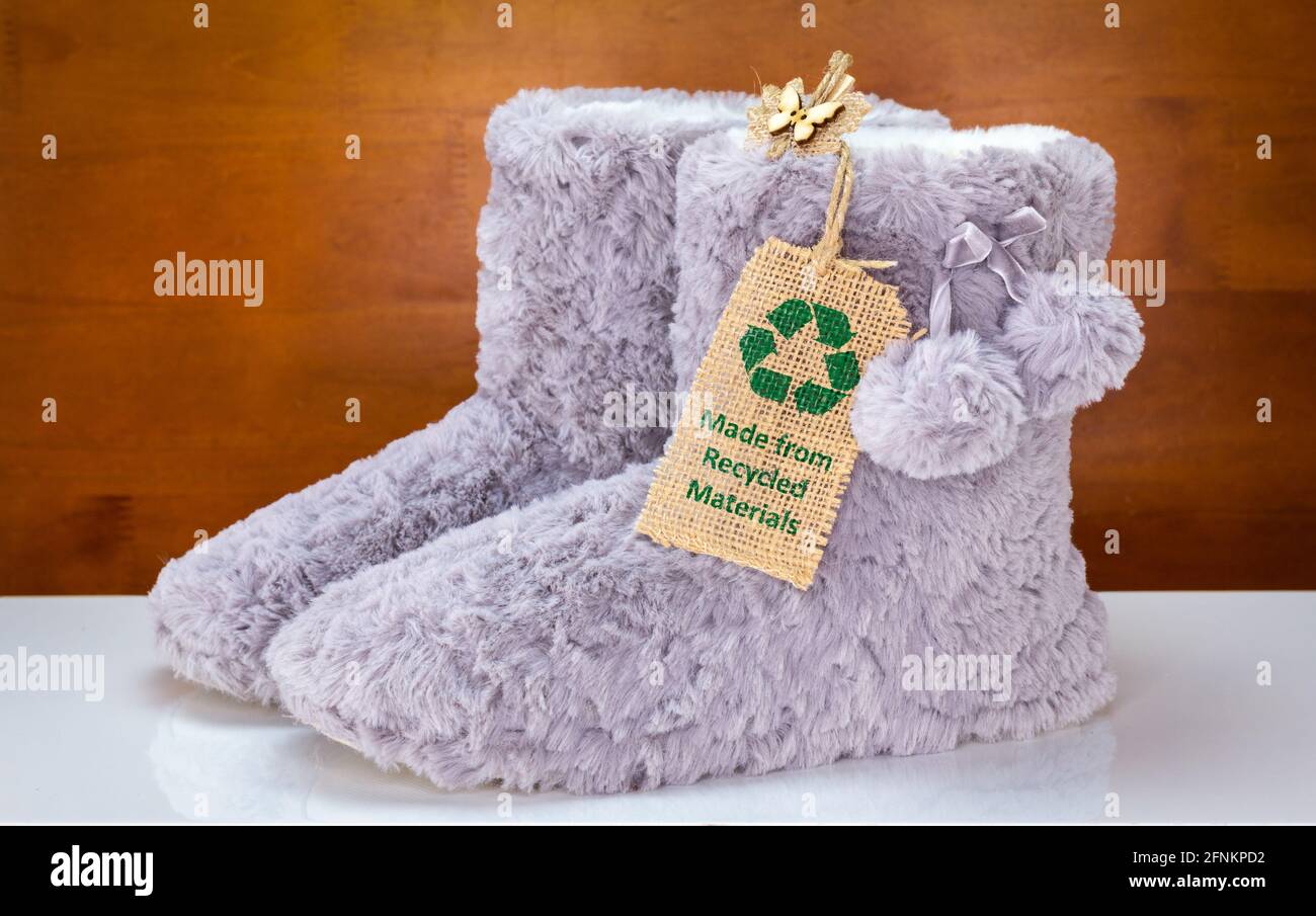 Stivali con etichetta Made with Recycled Materials, riciclaggio dei materiali per una moda sostenibile Foto Stock