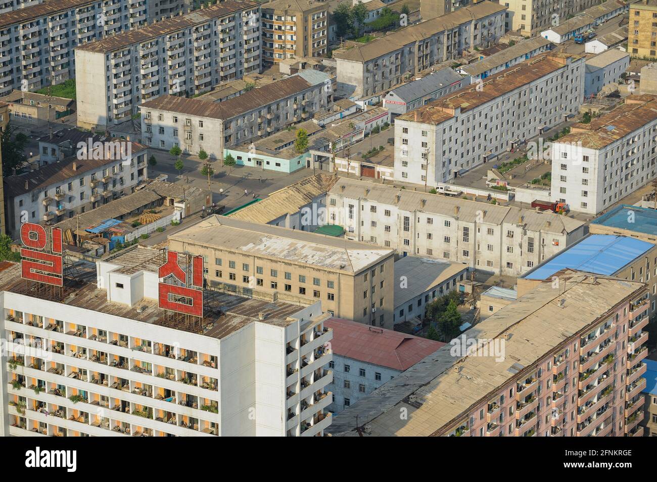 08.08.2012, Pyongyang, Corea del Nord, Asia - il paesaggio urbano con gli edifici residenziali nel centro della città intorno al distretto di Tongsin-Dong visto dalla Torre Juche. Foto Stock