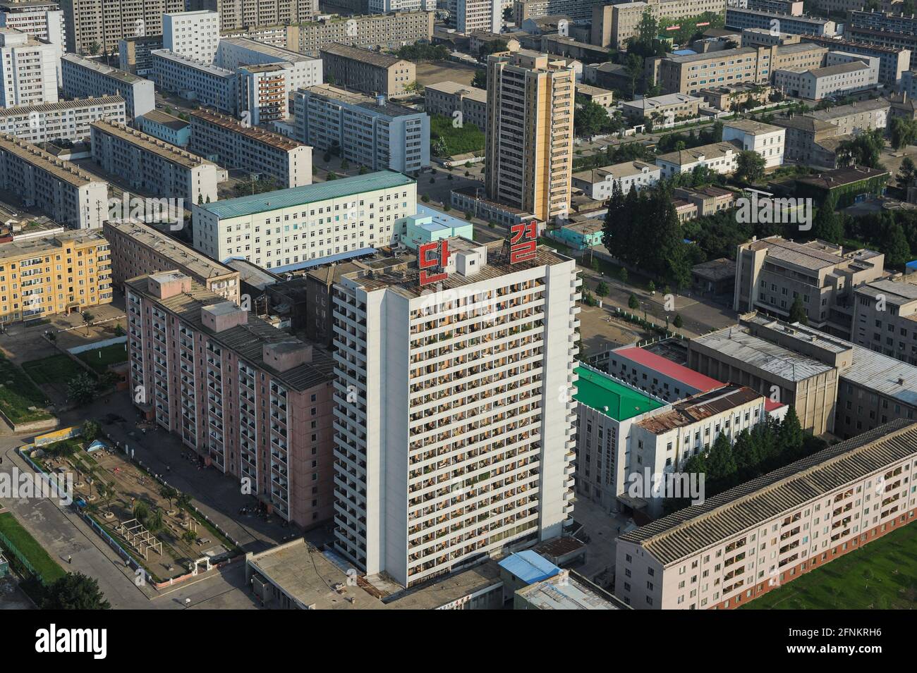 08.08.2012, Pyongyang, Corea del Nord, Asia - il paesaggio urbano con gli uffici e gli edifici residenziali nel centro della città intorno al distretto di Tongsin-Dong. Foto Stock