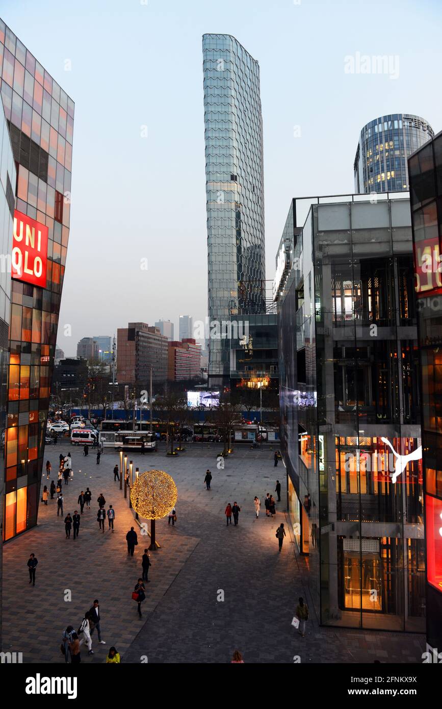 Un grande Uni Qio shop al San Lin Tong ( il villaggio ) shopping center a Sanlitun, Pechino. Foto Stock