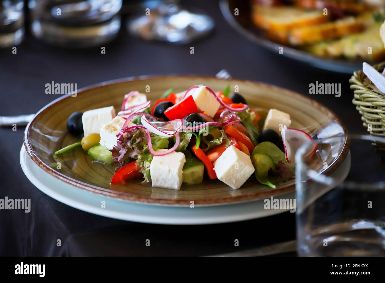 Tavolo pieno di cibo per le feste immagini e fotografie stock ad alta  risoluzione - Alamy