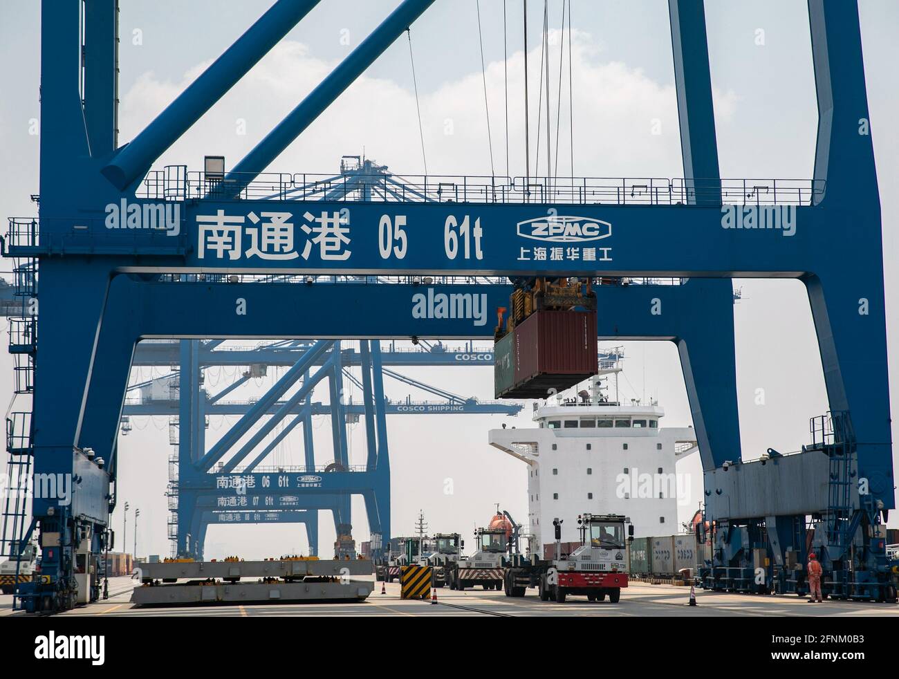 Nantong, Cina. 17 maggio 2021. Il trasporto dei contenitori del porto di Nantong è di 632,000 TEU da gennaio ad aprile a Nantong, Jiangsu, Cina il 17 maggio 2021.(Photo by TPG/cnsphotos) Credit: TopPhoto/Alamy Live News Foto Stock