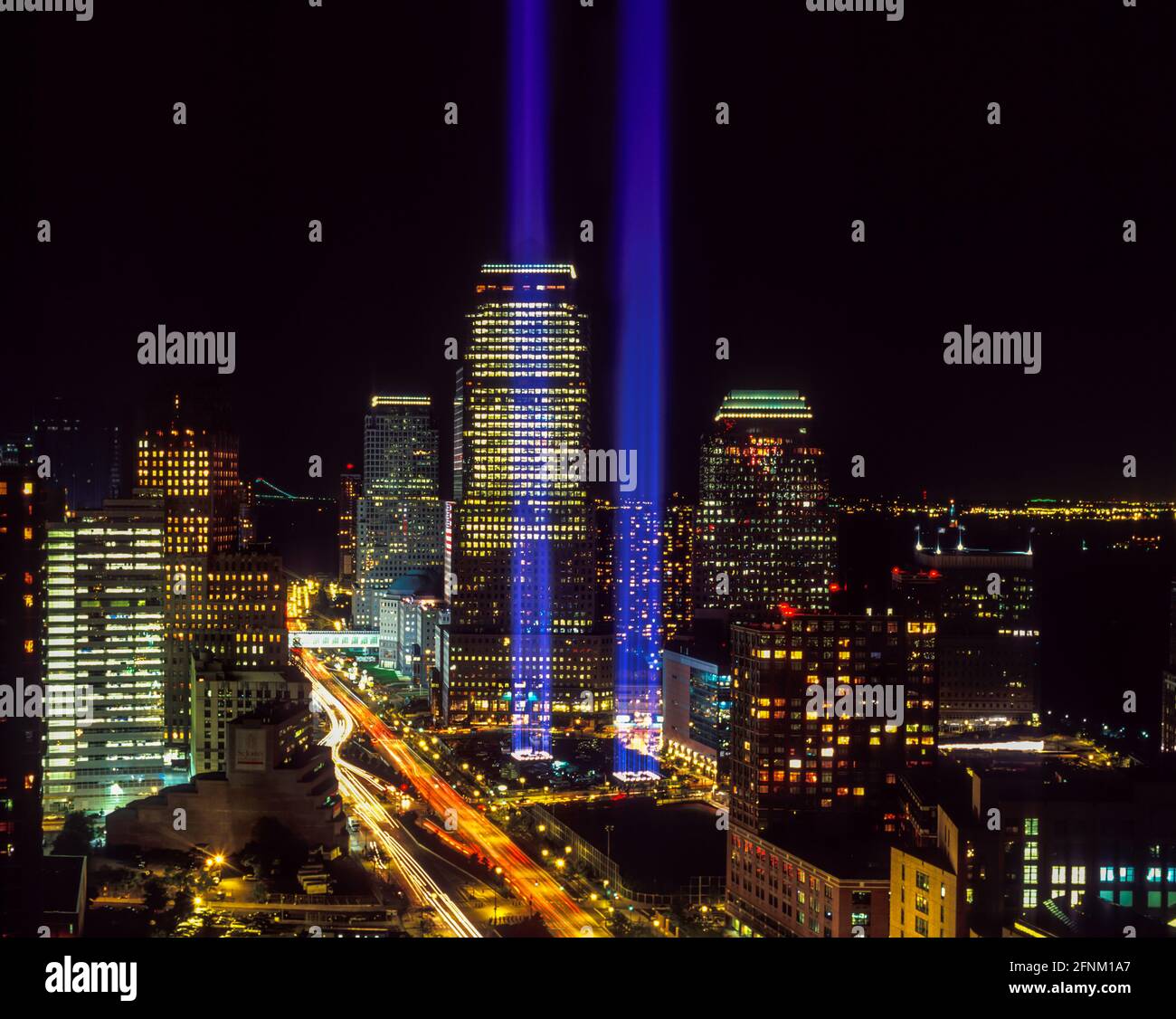2004 STORICO SETTEMBRE 11 WORLD TRADE CENTER TWIN TOWERS LIGHT MEMORIAL DOWNTOWN MANHATTAN NEW YORK CITY USA Foto Stock